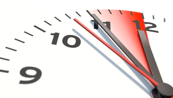 Uhr zeigt fünf vor zwölf