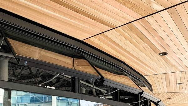 Natürliche kontrollierte Lüftung mit automatisch regelbaren Fenstern