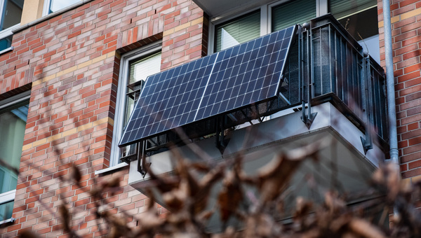Eine Solaranlage auf einem Balkon
