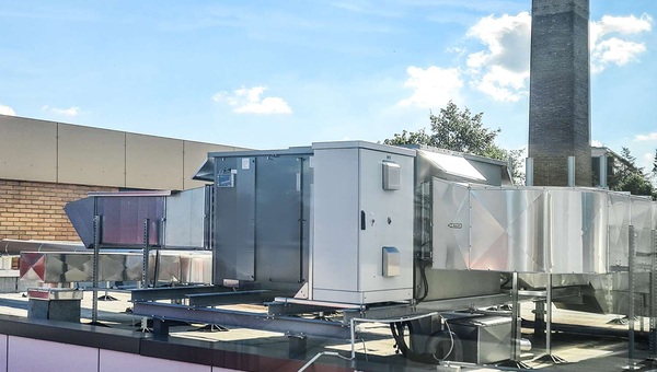 Lüftungssystem auf dem Dach der Rachel Carson Sekundarschule in Dormagen