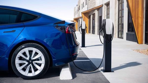 Tesla lädt an einer Ladestation