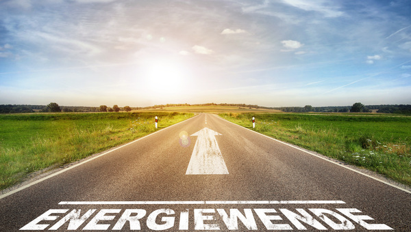 Straße mit der Aufschrift "Energiewende"