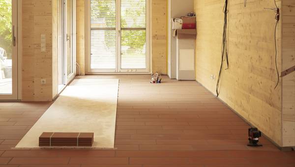 Heizpapier und Estrichziegel im Holzbau