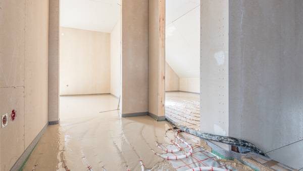 Estrich-Aufheizung mit Wärmepumpen – Herausforderungen und Lösungen in Neubau und Bestand