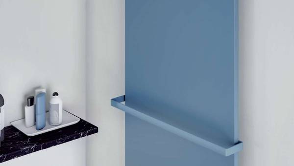 Zehnder Design-Heizkörper in Blau mit blauem Handtuchhalter