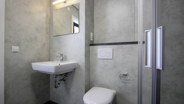 Modulares Badsystem „Easi Bath“: Wie SHK-Betriebe Bauzeiten auf drei Tage reduzieren können