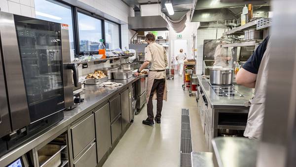 Entwässerungsrinnen im Objektbau: Planungstechnische Herausforderungen und Lösungen