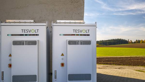 Die Outdoor-Batteriespeicher TESVOLT FORTON auf dem Hof des Elektrofachbetriebs Reichbrandstätter in Bayern erwirtschaften monatliche Energiehandelserlöse im vierstelligen Bereich