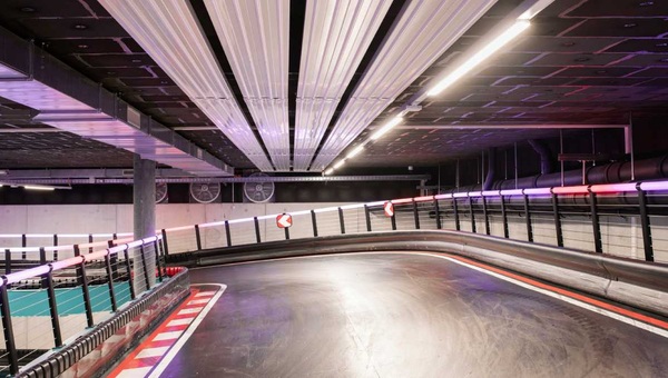 Zehnder Deckenstrahlplatten Indoor-Gokartbahn