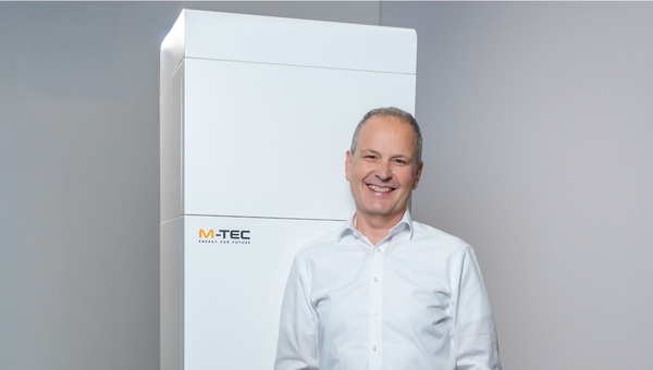 M-TEC bringt Propan-Wärmepumpe mit bis zu 26 kW Heizleistung, im Gebäudeinneren aufstellbar und unter 150 g Kältemittel auf den Markt