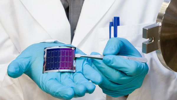 Eine Dünnschicht-Solarzelle aus CIGS. CIGS-Solarzellen haben im Labor wiederholt Effizienzrekorde erzielt, darunter auch an der Empa.