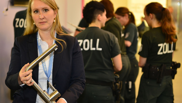 Carmen Vetter, Leitung Schutzrechte der Hansgrohe Group, beim Zollrundgang.