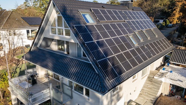 PVT-Wärmepumpe-Holzkessel-Batteriespeicher