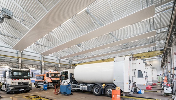 Zehnder Deckenstrahlplatten Kfz-Werkstatt