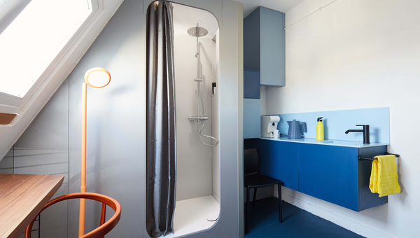 Pariser Dachkammer wird zum Mini-Appartement mit Duschkapsel 