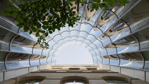 Abstandhalter sichert Randverbund in Pariser Innenhof