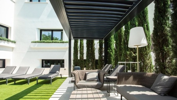 KE gestaltet Pool-Lounge und Dachterrasse einer Villa in Madrid
