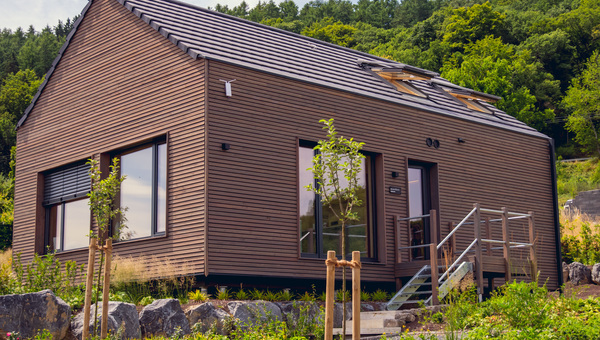 Design und Nachhaltigkeit im Einklang: KEUCO Produkte in ökologischen mlab.design Ferienhäusern im Nationalpark Eifel