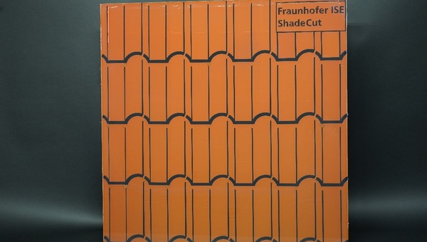 Mit den Folienschnittmustern können zum Beispiel Dachziegel imitiert werden, ohne die Effizienz des PV-Moduls nennenswert zu beeinträchtigen.