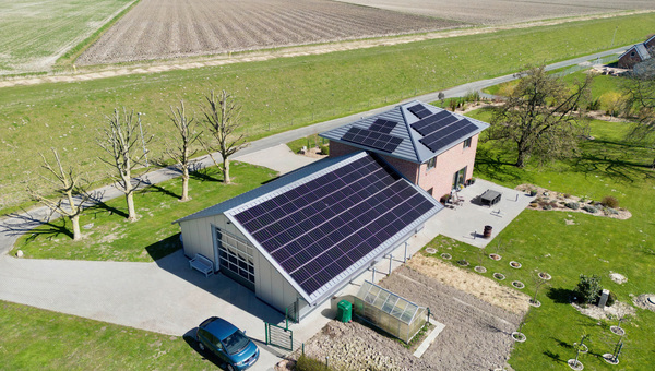 Infrarotheizung plus PV: Wie ein Effizienzhaus 55 zu 80 % solar heizt