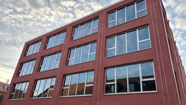 Kreativ Quartier Potsdam rüstet Glasflächen für Vögel nach