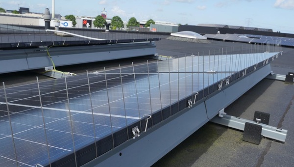 RoofTech schützt Photovoltaik-Großanlagen vor Vögeln