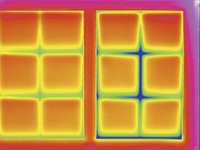 Die Wärmebildkamera zeigt die Unterschiede: Wärmedämmung am Glasrand mit hocheffizienten Kunststoff-Spacern (l.) gegenüber Aluminium-Abstandhaltern (r.)