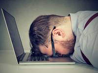 Schlafen am Arbeitsplatz: Wann droht die Kündigung?