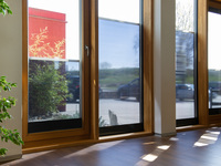 Transparentes Sonnenschutzrollo im Isolierglas 