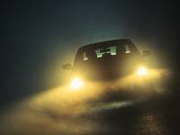 Autofahren bei Nebel.