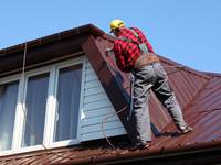 Arbeitssicherheit auf dem Dach: Diese Maßnahmen können Leben retten