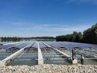 Schwimmendes Solarkraftwerk von Suntech auf Kieswerk-Gewässer installiert