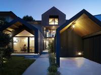 Architekten-Passivhaus mit Outdoor-Waschtisch von Duravit