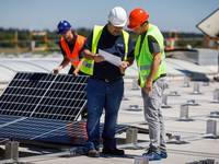 Standsichere Solaranlagen auf Flachdächern planen