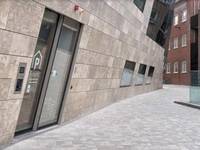 Geze: Schiebetüren für geneigte Fassaden im Forum Groningen