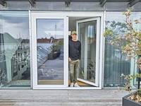 Bayern-Legende Mehmet Scholl vertraut auf Balkontür von Aluhaus