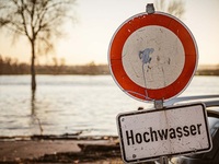 Hochwasser hinter einem Warnschild