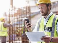 Bauarbeiter mit Smartphone
