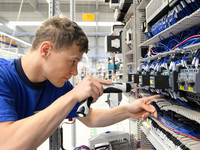 Elektrotechniker bei der Arbeit