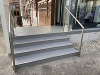 Treppe in Schwand vor Raiffeisenbank