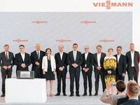 Gruppenbild nach der Grundsteinlegung des neuen Viessmann Standortes in Legnica.