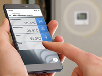 Zewotherm Smart Home-Regelung Frau bedient die App auf einem Handy