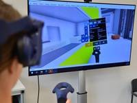 Virtual-Reality-Brillen ermöglichen den Nutzer*innen, sich durch ein digitales Gebäudemodell zu bewegen und dort zu erfassen, welche Wertstoffe im Gebäude verbaut worden sind.