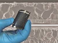 Flexible CIGS-Solarzellen bestehen aus sehr dünnen Schichten, darunter eine Verbindung aus den Elementen Kupfer, Indium, Gallium und Selen. Die Schichten werden auf flexible Polymersubstrate aufgebracht, hauptsächlich durch Vakuumverfahren.