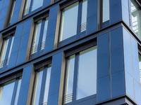 Fachregeln und Prüfmethoden für PV-Fassadenmodule: Die Vorschriften aus dem Glasbau stellen zu hohe Anforderungen an Solarmodule