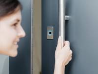 Ekey dLine: Smartes Zutrittssystem für Haustüren der Marke Aluhaus