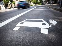 Symbol für Elektrotankstelle für Elektroautos auf der Straße