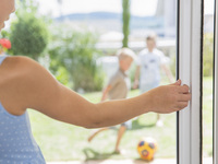 Insektenschutz-Schiebetür mit Griffleiste.