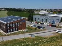 Direkt neben dem solarelektrischen Firmengebäude von my-PV wurde in einem Bestandsgebäude die Produktionsfläche mehr als verdoppelt.
