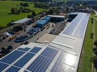 Der Solarstromausbau im Südwesten macht große Fortschritte – Photovoltaikanlage auf einem Gewerbedach in Deißlingen.
